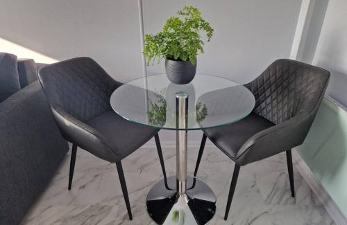 Seafront Casa | Sea Breeze in Brighton Marina with Free Parking