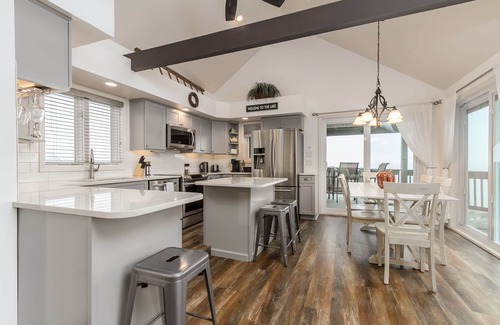 East Irondequoit Cabaña | Sea Breeze Lakefront Cottage Steps to Hiking, Beach, Boat launch, Amusement Park