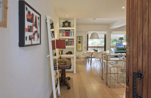 Vouliagmeni Apartamento | Sea Breeze Spacious Apt near Vouliagmeni Beach