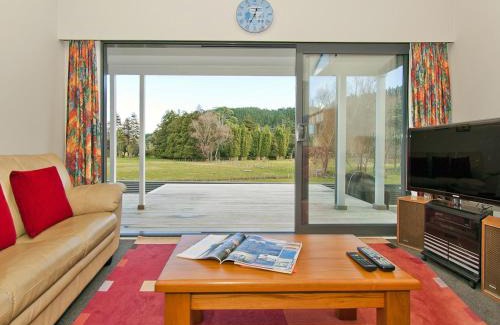 Whangamata Casa | Sea Breeze - Whangamata Holiday Home