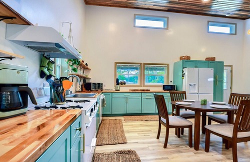 Crystal River Casa | Sea Cow Retreat - Near Springs + Porch, Covered Deck & Fire Pit