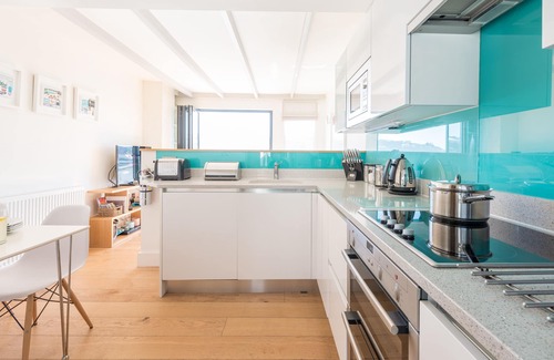 St Ives Cabaña | Sea Fever spectacular sea views, private sunny balcony, Free WiFi