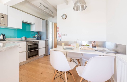 St Ives Cabaña | Sea Fever spectacular sea views, private sunny balcony, Free WiFi