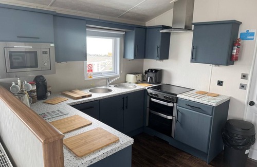 Porthcawl Cabina | Sea Front 2 Bedroom Lodge (Honeysuckle 95) at Trecco Bay Holiday Park, Porthcawl