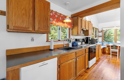 Waldoboro Cabaña | Sea Heather Cottage, beautiful Maine home on a peninsula surrounded by nature