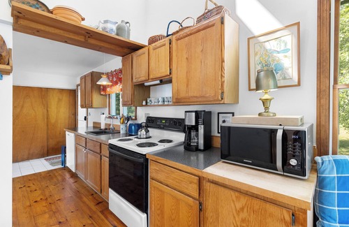 Waldoboro Cabaña | Sea Heather Cottage, beautiful Maine home on a peninsula surrounded by nature