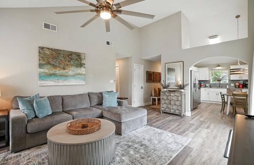 Wright Casa | Sea Horse Cove: Fully Fenced, Kid and Pet Friendly