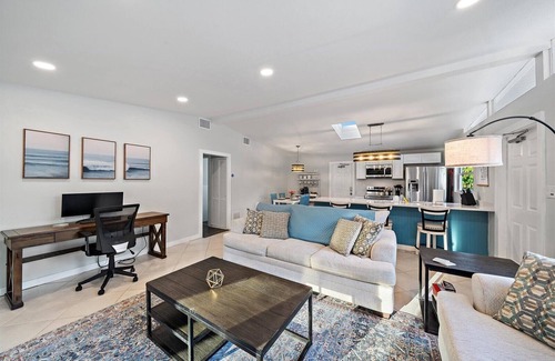 Sarasota Casa | Sea Mist Hideaway | Lanai, Outdoor Lounge + Fire-Pit!