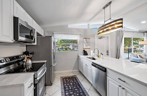 Sarasota Casa | Sea Mist Hideaway | Lanai, Outdoor Lounge + Fire-Pit!