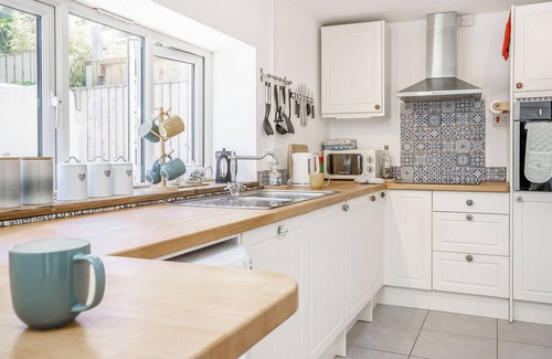 Llangwm Cabaña | SEA PICKLE COTTAGE, pet friendly in Llangwm, Pembrokeshire