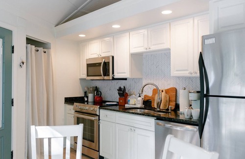 Oceanside Casa | Sea Pines cottage dream, 5-minute walk to beach, pool, pet friendly