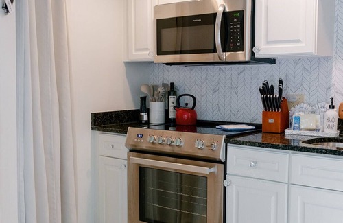 Oceanside Casa | Sea Pines cottage dream, 5-minute walk to beach, pool, pet friendly