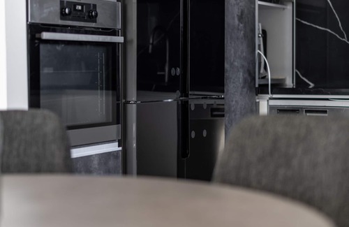 Bat Yam Apartamento | Sea-side 4 BR Apt with Gym
