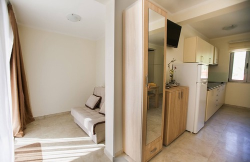 Kaluđerac Apartamento | Apartamento asequible con vista al mar para 4