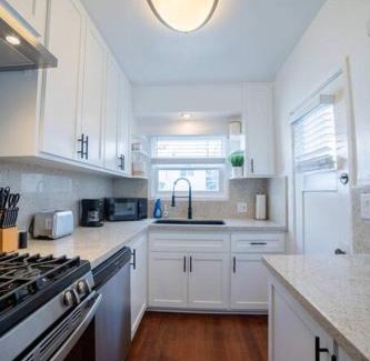 The Strand Casa | Sea View, Flower Garden, AC, WD, Renovated