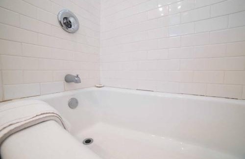 The Strand Casa | Sea View, Flower Garden, AC, WD, Renovated