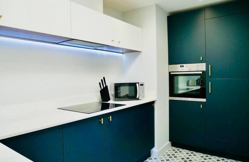 Canford Cliffs Apartamento | ❤️❤️❤️❤️❤️ Impresionantes vistas al mar, Walk 2 BEACH, estacionamiento, Netflix, Bournemouth y Poole