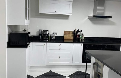 Tintagel Casa | Sea views just yards from restaurants, pubs & shops. Sleeps 16-18, 8 x en-suite.
