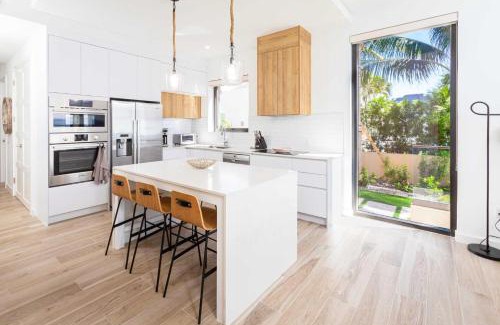Northwest Point Apartamento | SeaDreams 1 - Luxury Condo with Shared Pool, Hot Tub, Rooftop Lounge