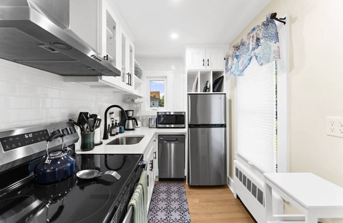 Stonington Apartamento | Seafarer’s Stay – Nautically Themed 3BR Historic Flat in Stonington Borough