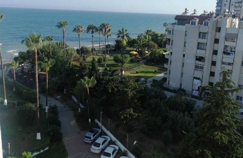 Mezetli Apartamento | Seafront apartment, free beach and pool.