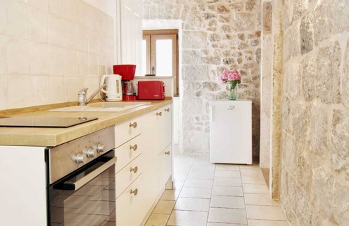 Cavtat Old Town Apartamento | Apartamento frente al mar en una casa de piedra históricamente designada totalmente actualizada
