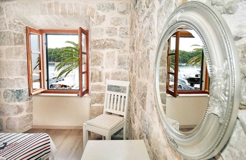Cavtat Old Town Apartamento | Apartamento frente al mar en una casa de piedra históricamente designada totalmente actualizada