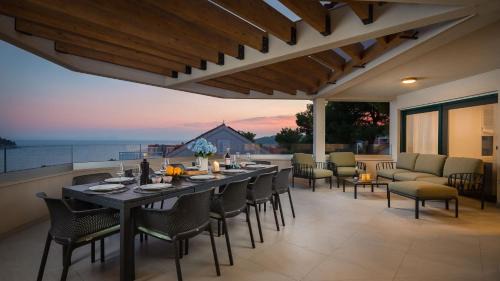 Milna (Brac) Villa | SEAFRONT VILLA for 10 people!