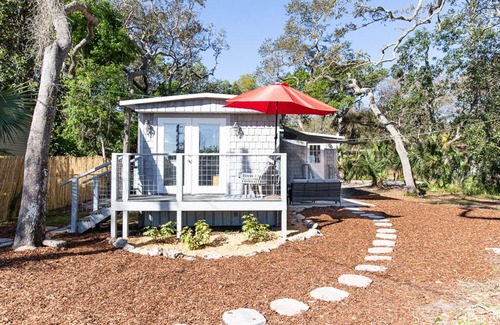 Palm Coast Cabaña | Seagrass Cottage I-steps to Atlantic Ocean & Intracoastal Waterway