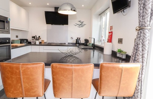 Morfa Bychan Casa | SEAGULL SHACK, family friendly, with hot tub in Morfa Bychan