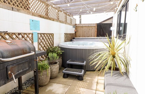 Morfa Bychan Casa | SEAGULL SHACK, family friendly, with hot tub in Morfa Bychan