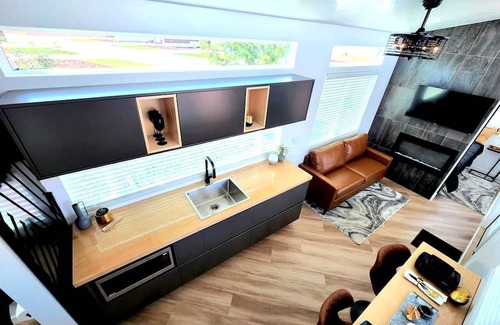 Apple Valley Cabina | Seamless Comfort: Designer Modern Tiny Home featuring All Amenities in Apple Valley, Utah