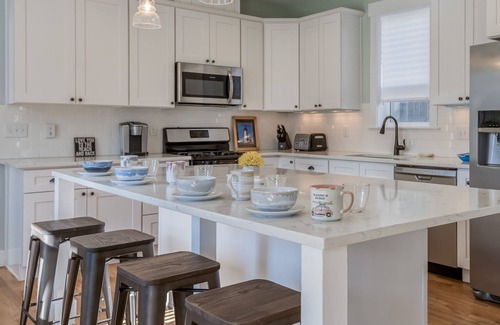 Logsden Casa | Searenity Now-New! Hot Tub-Deck-Beach Access-BBQ