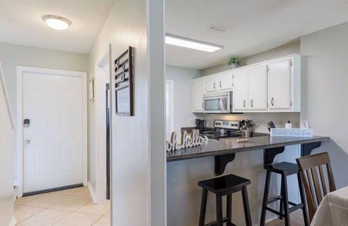 Lake Park Condominio | Seas The Day with this cozy 2-bedroom lakefront condo.