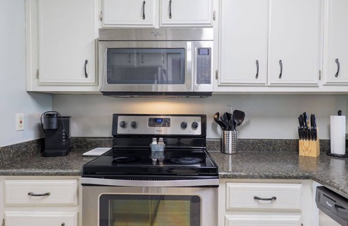 Lake Park Condominio | Seas The Day with this cozy 2-bedroom lakefront condo.