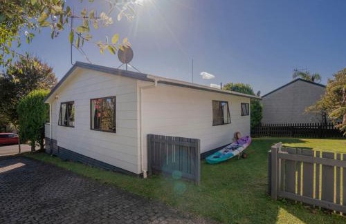 Whangamata Casa | Seashells Bach - Whangamatā Holiday Home