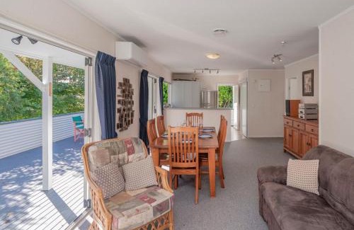 Whangamata Casa | Seashells Bach - Whangamatā Holiday Home