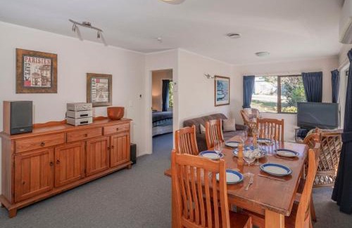 Whangamata Casa | Seashells Bach - Whangamatā Holiday Home