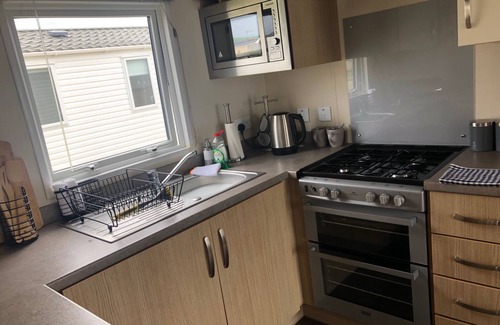 Prestatyn Cabina | Seaside 2-Bed Caravan Retreat - Sleeps 6 & Parking