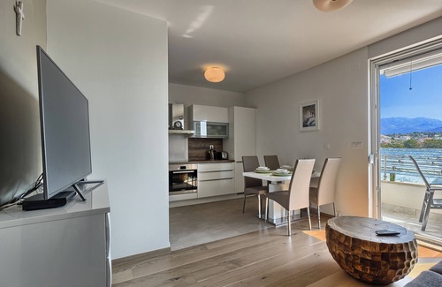 Znjan Apartamento | Seaside Apartment with Pool