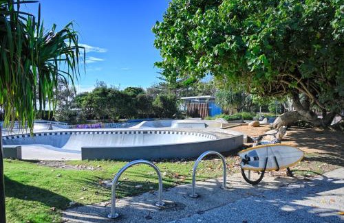 Dicky Beach Apartamento | Seaside Charm & Comfort - 1min to Beach