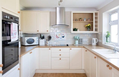 East Wittering Casa | Seaside detached 4bd home nr shops. Parking/Garden