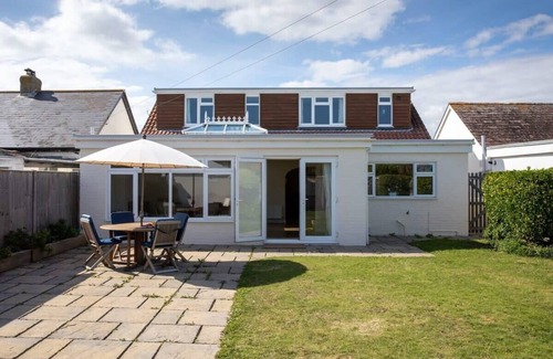 East Wittering Casa | Seaside detached 4bd home nr shops. Parking/Garden