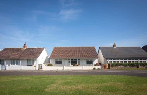 East Wittering Casa | Seaside detached 4bd home nr shops. Parking/Garden
