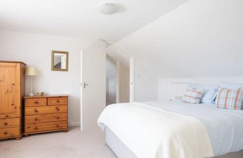 East Wittering Casa | Seaside detached 4bd home nr shops Parking Garden