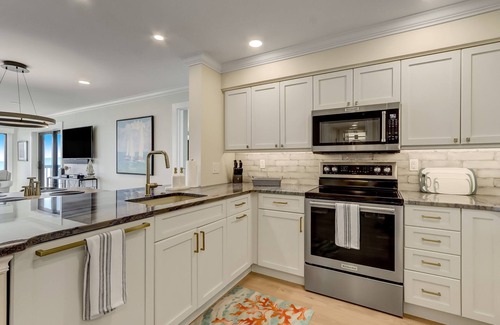 Amelia City Condominio | Seaside Elegance: Oceanfront Sunrise Splendor