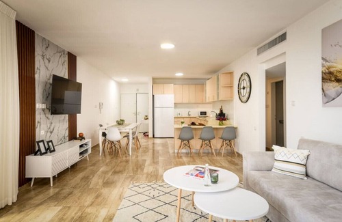 Netanya Apartamento | Seaside Escape with Private Patio