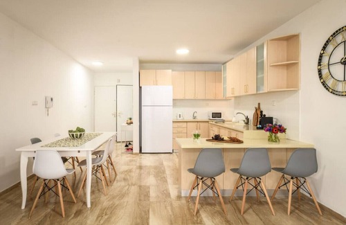 Netanya Apartamento | Seaside Escape with Private Patio
