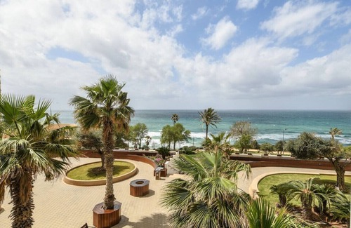 Netanya Apartamento | Seaside Escape with Private Patio