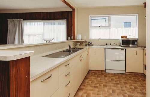 Rewa Casa | Seaside Family Bach in New Plymouth